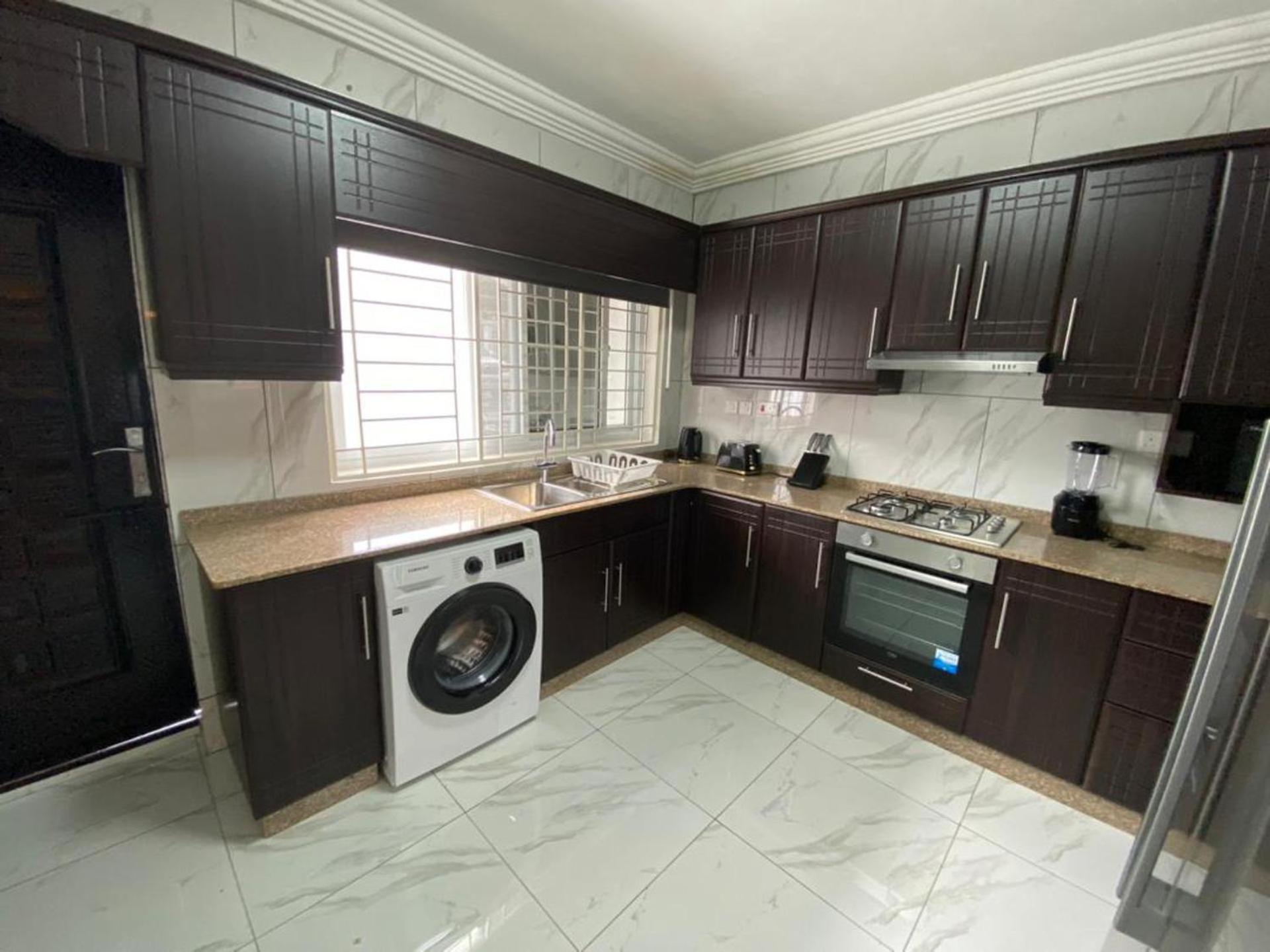 After 5 Apartment 1- 3 Spacious En-Suite Bedrooms Freetown Exterior foto